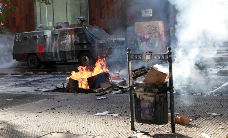 LYNXMPEF9U1CL-1.jpg,Foto del miércoles de un camión antidisturbios de la policía de Chile en medio de las protestas en Santiago contra el gobierno. 
Oct 30, 2019. REUTERS/Henry Romero; Crédito: HENRY ROMERO, Reuters