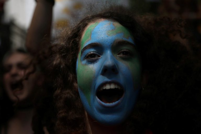 LYNXMPEF9U1EW.jpg,Foto de archivo. Manifestantes durante una marcha contra el cambio climático en Madrid, España. 24 de mayo de 2019. REUTERS/Susana Vera.

; Crédito: SUSANA VERA, Reuters