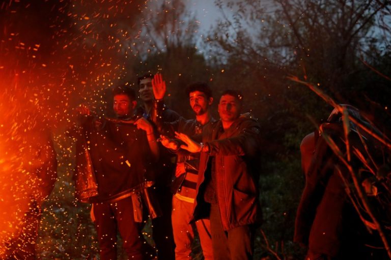 LYNXMPEFA1097.jpg,Foto de un grupo de migrantes calentándose junto a un fogón en el campamento de Vucjak cerca de Bihac, Bosnia y Herzegovina. 
Oct 29, 2019. REUTERS/Marko Djurica   ; Crédito: MARKO DJURICA, Reuters LYNXMPEFA1097.jpg,Foto de un grupo de migrantes calentándose junto a un fogón en el campamento de Vucjak cerca de Bihac, Bosnia y Herzegovina. 
Oct 29, 2019. REUTERS/Marko Djurica   ; Crédito: MARKO DJURICA, Reuters