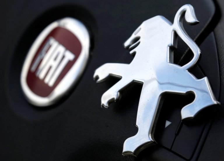 LYNXMPEFA10BF.jpg,FILE PHOTO: Logos of Peugeot and Fiat are seen in this illustration picture taken October 30, 2019. REUTERS/Regis Duvignau/Illustration; Crédito: REGIS DUVIGNAU, Reuters
