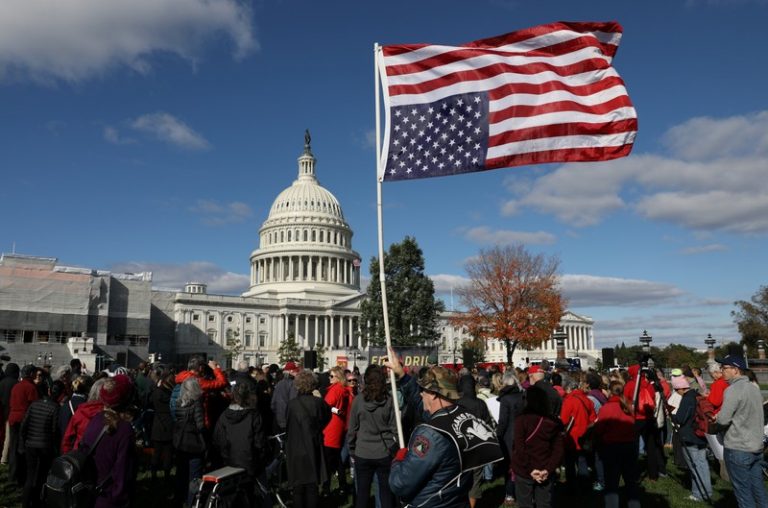 LYNXMPEFA31Q0.jpg,Foto de archivo. Activistas realizan una manifestación contra el calentamiento global en Washington, frente al Congreso. 1 de noviembre 2019.  REUTERS/Siphiwe Sibeko; Crédito: Siphiwe Sibeko, Reuters