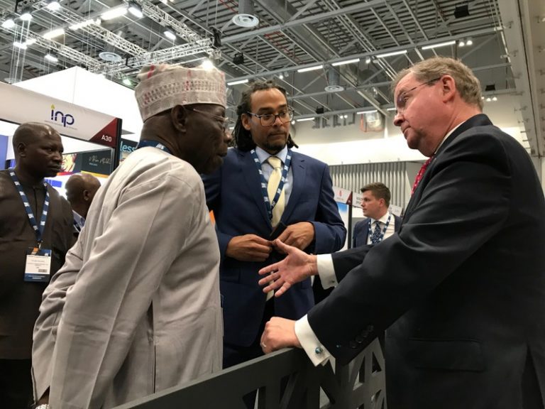 LYNXMPEFA4116.jpg,El secretario adjunto de Energía Fósil del Departamento de Estado de Estados Unidos, Steven Winberg, conversa con el expresidente nigeriano Olusegun Obasanjo en una conferencia de energía en Sudáfrica. Noviembre 5, 2019. REUTERS/Noah Browning; Crédito: NOAH BROWNING, Reuters LYNXMPEFA4116.jpg,El secretario adjunto de Energía Fósil del Departamento de Estado de Estados Unidos, Steven Winberg, conversa con el expresidente nigeriano Olusegun Obasanjo en una conferencia de energía en Sudáfrica. Noviembre 5, 2019. REUTERS/Noah Browning; Crédito: NOAH BROWNING, Reuters