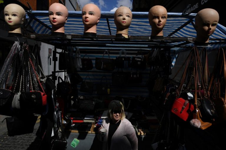 LYNXMPEFA51B2.jpg,Una mujer sostiene una taza de café en un mercado en el centro de Dublín. FOTO DE ARCHIVO.  Mayo, 2019. REUTERS/Clodagh Kilcoyne; Crédito: CLODAGH KILCOYNE, Reuters LYNXMPEFA51B2.jpg,Una mujer sostiene una taza de café en un mercado en el centro de Dublín. FOTO DE ARCHIVO.  Mayo, 2019. REUTERS/Clodagh Kilcoyne; Crédito: CLODAGH KILCOYNE, Reuters