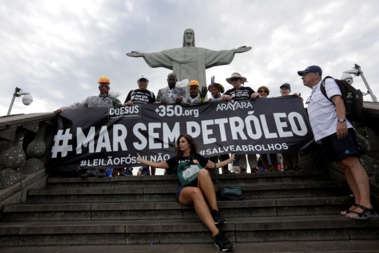 LYNXMPEFA51BX.jpg,Foto del martes de activistas ambientales protestando contra una subasta de bloques petroleros en Brasil. 
Nov 5, 2019. REUTERS/Ricardo Moraes; Crédito: RICARDO MORAES, Reuters