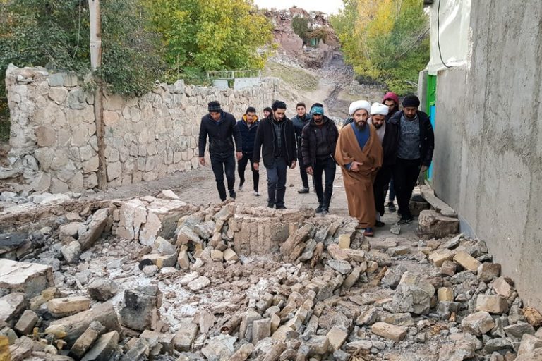 LYNXMPEFA713Z.jpg,Varias personas miran los destrozos provocados por un sismo en la aldea de Varankesh, Irán. 8 noviembre 2019. Tasnim News Agency/WANA (West Asia News Agency) vía Reuters. ATENCIÓN EDITORES - ESTA IMAGEN FUE ENTREGADA POR UNA TERCERA PARTE; Crédito: Wana News Agency, Reuters