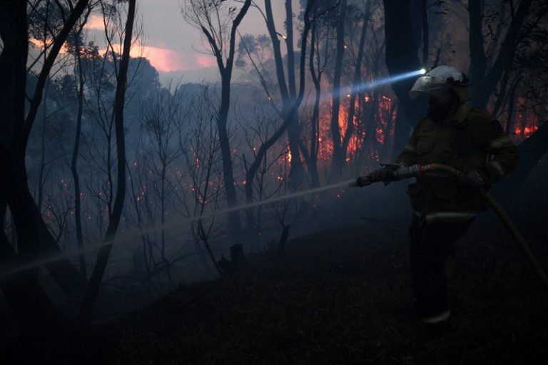 LYNXMPEFA80H2.jpg,A NSW Rural Fire Service firefighter conducts property protection as a bushfire burns close to homes on Railway Parade in Woodford NSW, Australia, November 8, 2019. AAP Image/Dan Himbrechts/via REUTERS; Crédito: STRINGER, Reuters LYNXMPEFA80H2.jpg,A NSW Rural Fire Service firefighter conducts property protection as a bushfire burns close to homes on Railway Parade in Woodford NSW, Australia, November 8, 2019. AAP Image/Dan Himbrechts/via REUTERS; Crédito: STRINGER, Reuters
