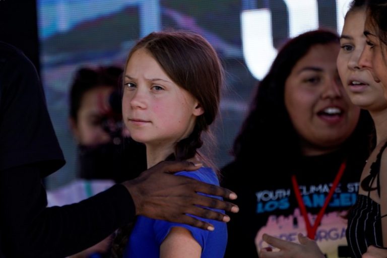 LYNXMPEFAC15K.jpg,FOTO DE ARCHIVO. La activista medioambiental Greta Thunberg observa una marcha de jóvenes contra el cambio climático en Los Angeles, California. Noviembre 11, 2019. REUTERS/Mike Blake; Crédito: MIKE BLAKE, Reuters