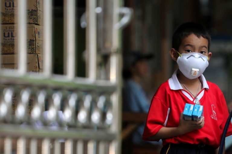 LYNXMPEFAD17Y.jpg,Imagen de archivo: Estudiante usa máscara antipartículas mientras espera que lo recojan de la escuela, Bangkok, Tailandia, 30 enero 2019. 
REUTERS/Athit Perawongmetha/Imagen de archivo.; Crédito: Athit Perawongmetha, Reuters