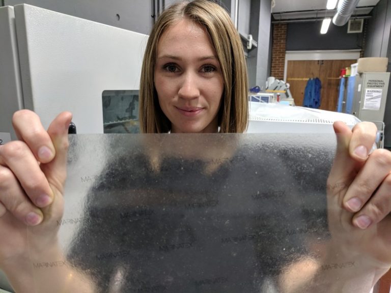 LYNXMPEFAD1OA.jpg,La diseñadora de productos Lucy Hughes sostiene una placa biodegradable creada a partir de desechos de la industria pesquera, presentada como una alternativa sustentable al plástico de un solo uso. Hughes, fundadora de la firma MarinaTex, ganó el premio internacional James Dyson por su contribución a las tecnologías que pueden ayudar a reducir la contaminación por plástico. FOTO DE ARCHIVO. Octubre 24, 2019. REUTERS/ Stuart McDill; Crédito: STUART MCDILL, Reuters