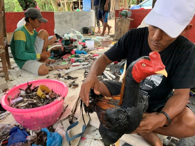 LYNXMPEFAI0QI.jpg,Foto de archivo de Tarjaya, de 35 años, haciendo una escultura de desechos industriales en Indramayu, Indonesia. Nov 1, 2019. 
REUTERS/Tommy Ardiansyah; Crédito: TOMMY ARDIANSYAH, Reuters
