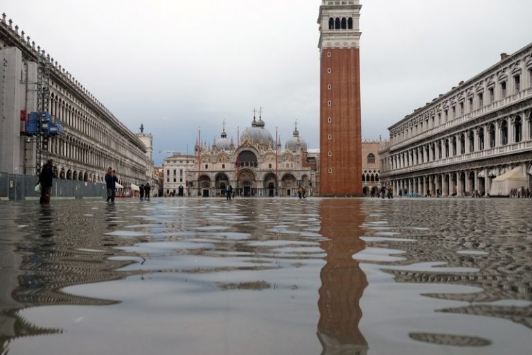 LYNXMPEFAI1RB.jpg,Turistas caminan frente a la Basílica de San Marcos tras días de graves inundaciones en Venecia, Italia. 17 de noviembre de 2019. REUTERS/Manuel Silvestri.
; Crédito: MANUEL SILVESTRI, Reuters LYNXMPEFAI1RB.jpg,Turistas caminan frente a la Basílica de San Marcos tras días de graves inundaciones en Venecia, Italia. 17 de noviembre de 2019. REUTERS/Manuel Silvestri.
; Crédito: MANUEL SILVESTRI, Reuters