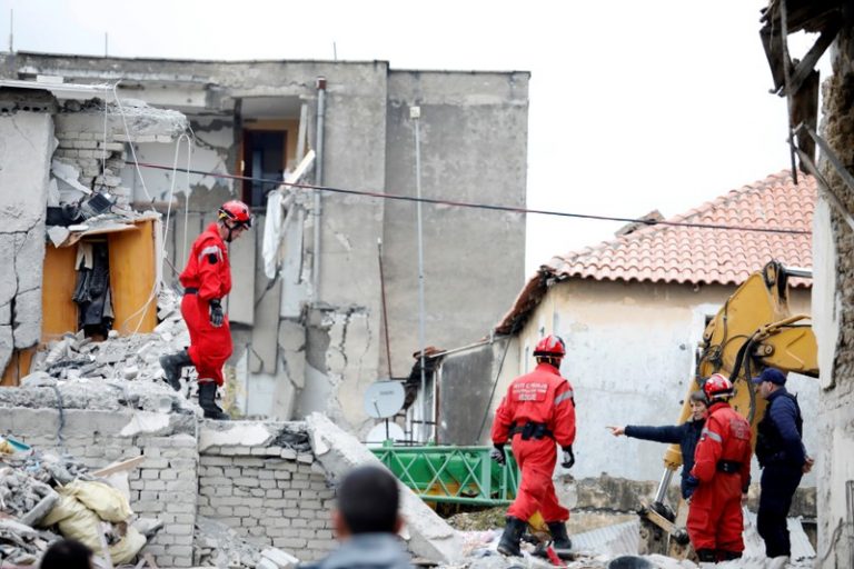 LYNXMPEFAQ0WE.jpg,El personal de emergencia camina sobre los escombros de los edificios derrumbados y dañados tras el poderoso terremoto del martes en Thumane, Albania, el 27 de noviembre de 2019. REUTERS/Florion Goga; Crédito: FLORION GOGA, Reuters