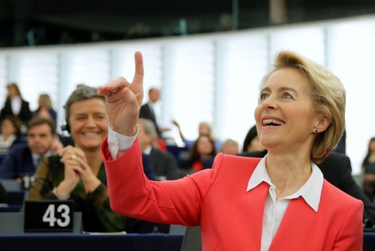 LYNXMPEFAQ13M.jpg,La presidenta entrante de la Comisión Europea, Ursula von der Leyen, gesticula en el Parlamento Europeo en Estrasburgo, Francia. 27 noviembre 2019. REUTERS/Vincent Kessler; Crédito: Vincent Kessler, Reuters