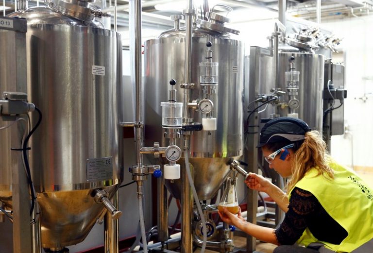 LYNXMPEFAQ1AT.jpg,Una trabajadora revisa la calidad de la cerveza en una planta de Anheuser-Busch InBev en Lovaina, Bélgica. 25 de noviembre, 2019. REUTERS/Francois Lenoir; Crédito: FRANCOIS LENOIR, Reuters LYNXMPEFAQ1AT.jpg,Una trabajadora revisa la calidad de la cerveza en una planta de Anheuser-Busch InBev en Lovaina, Bélgica. 25 de noviembre, 2019. REUTERS/Francois Lenoir; Crédito: FRANCOIS LENOIR, Reuters
