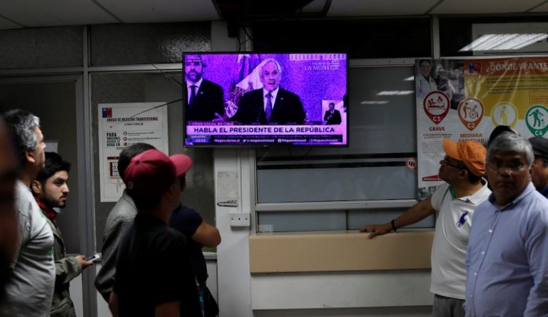 LYNXMPEFAQ1FI.jpg,Foto de archivo de un grupo de personas viendo un discurso del presidente de Chile, Sebastián Piñera, en una sala de emergencia de un hospital en medio de las protestas. 
Nov 12, 2019. REUTERS/Jorge Silva; Crédito: JORGE SILVA, Reuters