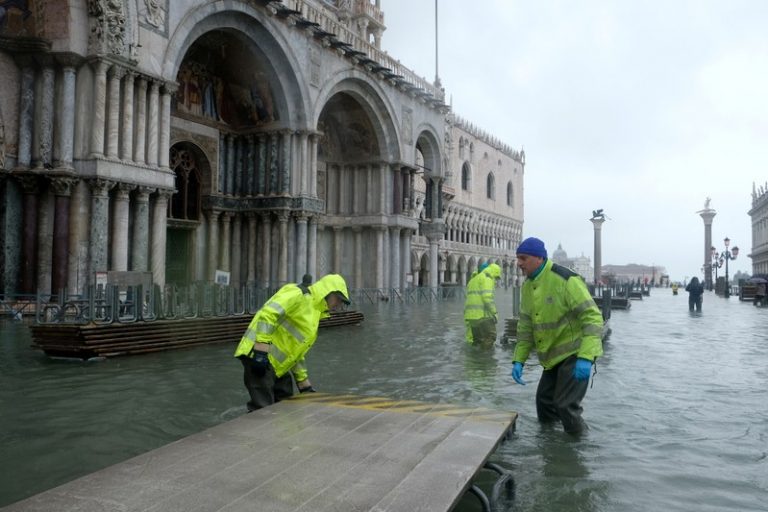 LYNXMPEFAR0Z6.jpg,Foto de archivo de unos trabajadores en la Plaza San Marcos, en Venecia, en medio de una subida del agua. 
Nov 24, 2019. REUTERS/Manuel Silvestri; Crédito: MANUEL SILVESTRI, Reuters