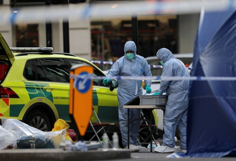 LYNXMPEFAT0AA.jpg,Oficiales forenses trabajan en la escena de un apuñalamiento en el Puente de Londres, en el que dos personas fueron asesinadas, en Londres, Reino Unido, el 30 de noviembre de 2019. REUTERS/Simon Dawson
; Crédito: SIMON DAWSON, Reuters LYNXMPEFAT0AA.jpg,Oficiales forenses trabajan en la escena de un apuñalamiento en el Puente de Londres, en el que dos personas fueron asesinadas, en Londres, Reino Unido, el 30 de noviembre de 2019. REUTERS/Simon Dawson
; Crédito: SIMON DAWSON, Reuters