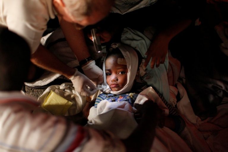 LYNXMPEFB21EY.jpg,Una niña herida recibe tratamiento médico tras un terremoto en Puerto Príncipe, Haití, 13 de enero de 2010. 
REUTERS/Eduardo Munoz; Crédito: EDUARDO MUNOZ, Reuters