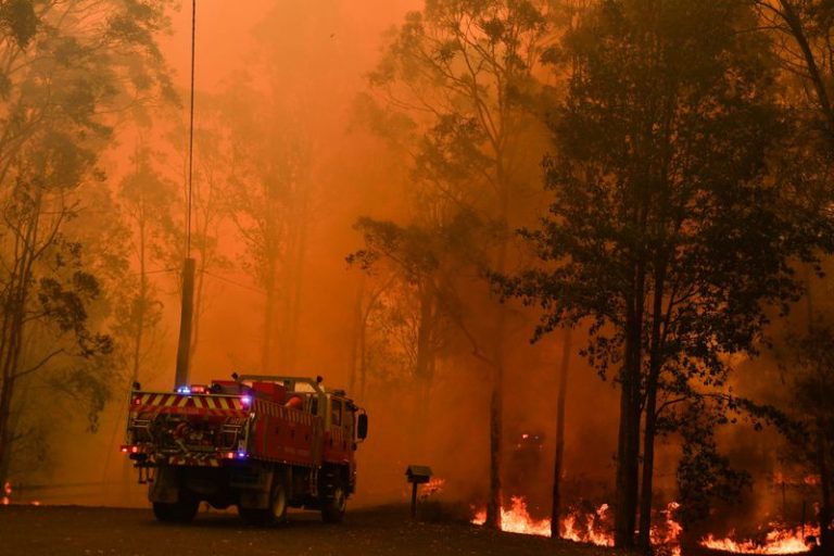 LYNXMPEFB60H0.jpg,Un camión de bomberos atraviesa un incendio en Werombi, 50 kilómetros al suroeste de Sídney, Australia. 6 diciembre 2019. AAP Image/Mick Tsikas/vía Reuters. ATENCIÓN EDITORES: ESTA IMAGEN FUE ENTREGADA POR UNA TERCERA PARTE; Crédito: Stringer, Reuters