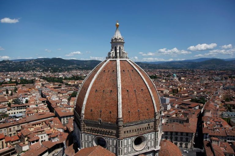 LYNXMPEFB80MG.jpg,Imagen de archivo del domo de la Basílica de Santa Maria del Fiore vista desde el campanario de Giotto en Florencia, Italia. 16 julio 2012. REUTERS/Clarissa Cavalheiro; Crédito: Clarissa Cavalheiro, Reuters