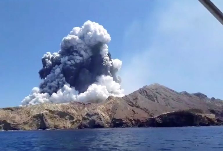 LYNXMPEFB80UJ.jpg,Imagen del humo que emana de una erupción volcánica en Isla White, Nueva Zelanda. 9 de diciembre de 2019. Imagen entregada por un tercero desde un video de redes sociales. INSTAGRAM @ALLESSANDROKAUFFMANN vía REUTERS.; Crédito: @ALLESSANDROKAUFFMANN, Reuters LYNXMPEFB80UJ.jpg,Imagen del humo que emana de una erupción volcánica en Isla White, Nueva Zelanda. 9 de diciembre de 2019. Imagen entregada por un tercero desde un video de redes sociales. INSTAGRAM @ALLESSANDROKAUFFMANN vía REUTERS.; Crédito: @ALLESSANDROKAUFFMANN, Reuters