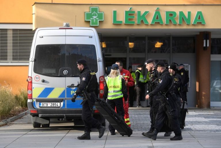 LYNXMPEFB911X.jpg,Agentes de policía pasan por delante del Hospital Universitario, donde ocurrió un tiroteo mortal en Ostrava, República Checa. 10 diciembre 2019. REUTERS/Radovan Stoklasa; Crédito: Radovan Stoklasa, Reuters LYNXMPEFB911X.jpg,Agentes de policía pasan por delante del Hospital Universitario, donde ocurrió un tiroteo mortal en Ostrava, República Checa. 10 diciembre 2019. REUTERS/Radovan Stoklasa; Crédito: Radovan Stoklasa, Reuters