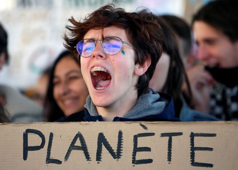 LYNXMPEFB91I3.jpg,Un activista contra el cambio climático durante una manifestación  en contra del frenesí anual de compras del Black Friday en Marsella, Francia. 29 de noviembre de 2019. REUTERS/Jean-Paul Pelissier.

; Crédito: JEAN-PAUL PELISSIER, Reuters