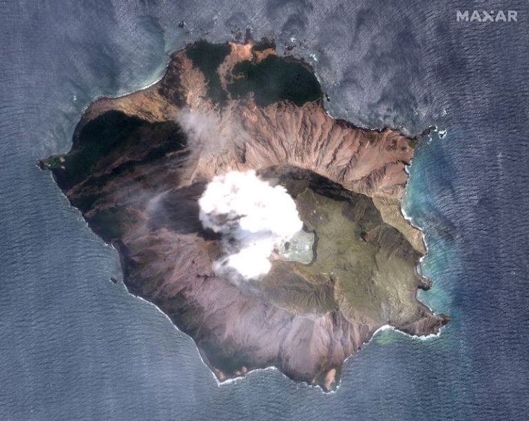 LYNXMPEFBA0YA.jpg,Imagen satelital del volcán White Island en Nueva Zelanda, conocido también como Whakaari. Diciembre 11, 2019. Maxar Technologies/via REUTERS. ATENCIÓN EDITORES: ESTA IMAGEN HA SIDO PROVISTA POR UNA TERCERA PARTE.; Crédito: 2019 Maxar Technologies, Reuters