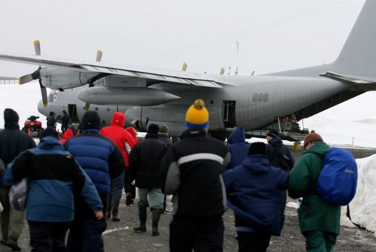 LYNXMPEFBA145.jpg,Imagen de archivo de un avión C130 Hercules de la Fuerza Aérea de Chile evacuando a decenas de pasajeros del crucero M/S Explorer, que chocó con el hielo en la isla Rey Jorge de la Antártica. 24 noviembre 2007. REUTERS/Ivan Alvarado; Crédito: IVAN ALVARADO, Reuters LYNXMPEFBA145.jpg,Imagen de archivo de un avión C130 Hercules de la Fuerza Aérea de Chile evacuando a decenas de pasajeros del crucero M/S Explorer, que chocó con el hielo en la isla Rey Jorge de la Antártica. 24 noviembre 2007. REUTERS/Ivan Alvarado; Crédito: IVAN ALVARADO, Reuters