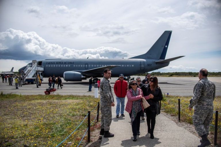 LYNXMPEFBB1J5.jpg,Familiares de los ocupantes del avión C130 de la Fuerza Aérea de Chile llegando a una base en Punta Arenas, Chile Deciembre, 2019. REUTERS/Joel Estay; Crédito: STRINGER, Reuters