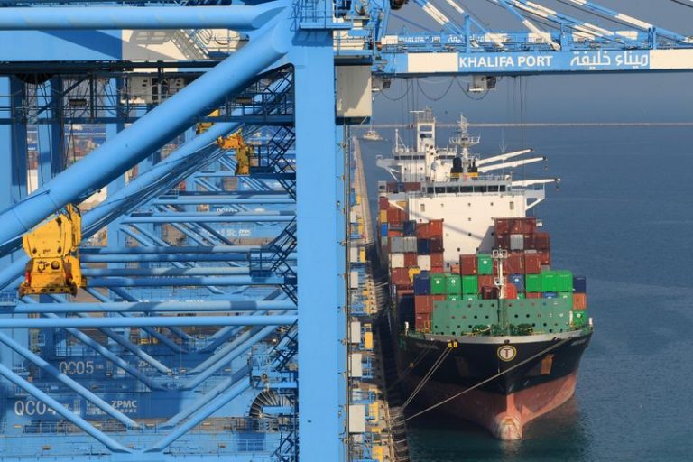 LYNXMPEFBB1JW.jpg,Un barco de contenedores, en el puerto de Khalifa de Abu Dábi. 11 de diciembre de 2019. REUTERS/Satish Kumar; Crédito: Satish Kumar Subramani, Reuters