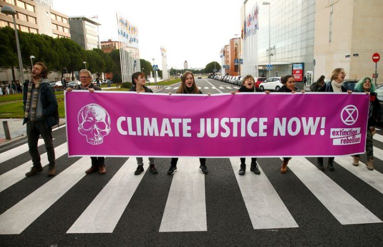 LYNXMPEFBD05R.jpg,FOTO DE ARCHIVO: Unos activistas sostienen una pancarta durante una protesta contra el cambio climático durante la cumbre climática COP25 en Madrid, el 9 de diciembre de 2019. REUTERS/Javier Barbancho; Crédito: Javier Barbancho, Reuters
