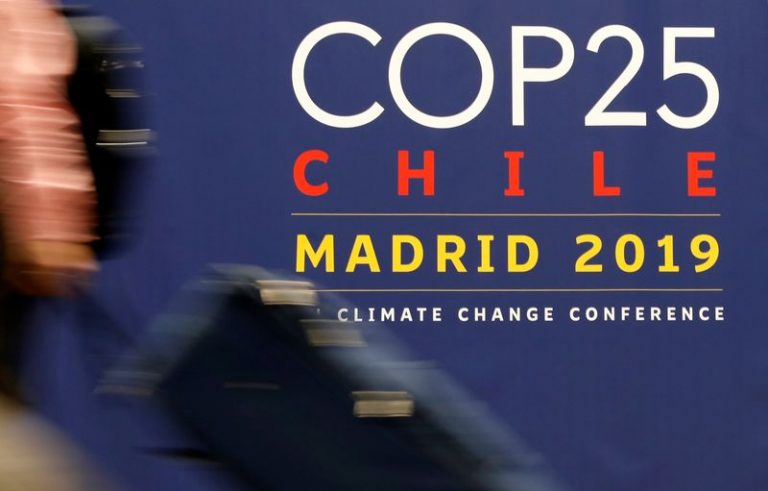 LYNXMPEFBE090.jpg,Una mujer pasa ante un cartel de la Conferencia de las Naciones Unidas sobre el Cambio Climático (COP25) en Madrid, el 14 de diciembre de 2019. REUTERS/Nacho Doce; Crédito: NACHO DOCE, Reuters