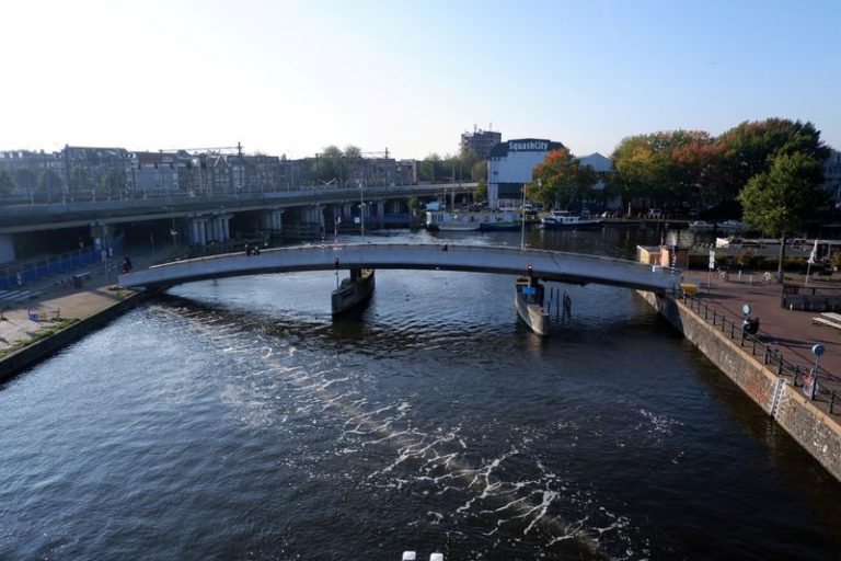 Ámsterdam prueba “barrera de burbujas” para limpiar plástico en los canales de la ciudad