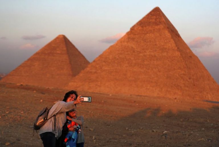 LYNXMPEFBJ1E9.jpg,Foto de archivo. Una turista se hace un selfie con su hija frente a la Gran Pirámide de Guiza, en las afueras de El Cairo, Egipto. 26 de octubre de 2019. REUTERS/Mohamed Abd El Ghany.; Crédito: MOHAMED ABD EL GHANY, Reuters