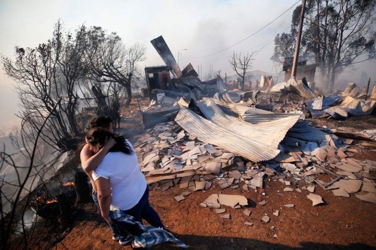 LYNXMPEFBN13B.jpg,Una mujer y su hijo se abrazan cerca de los restos de su casa mientras un incendio persiste en la costera ciudad de Valparaíso, Chile. Deciembre 24, 2019. REUTERS/Rodrigo Garrido; Crédito: RODRIGO GARRIDO, Reuters