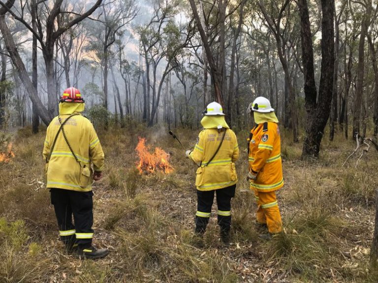 LYNXMPEFBO0F9.jpg,Observadores del Servicio de Bomberos Rurales de Nueva Gales del Sur durante operaciones de quemado posterior cerca de Picton, Australia, 22 diciembre 2019.
REUTERS/Jill Gralow; Crédito: JILL GRALOW, Reuters LYNXMPEFBO0F9.jpg,Observadores del Servicio de Bomberos Rurales de Nueva Gales del Sur durante operaciones de quemado posterior cerca de Picton, Australia, 22 diciembre 2019.
REUTERS/Jill Gralow; Crédito: JILL GRALOW, Reuters
