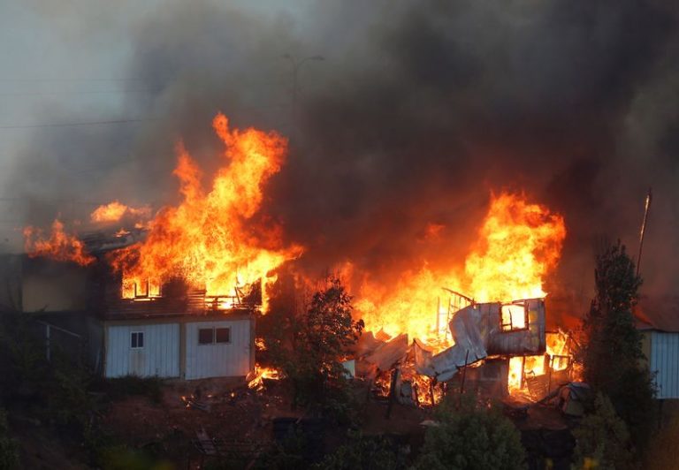 LYNXMPEFBP0TU.jpg,Foto del martes de un grupo de casas incendiándose en Valparaíso. 
Dic 24, 2019. REUTERS/Rodrigo Garrido; Crédito: RODRIGO GARRIDO, Reuters LYNXMPEFBP0TU.jpg,Foto del martes de un grupo de casas incendiándose en Valparaíso. 
Dic 24, 2019. REUTERS/Rodrigo Garrido; Crédito: RODRIGO GARRIDO, Reuters