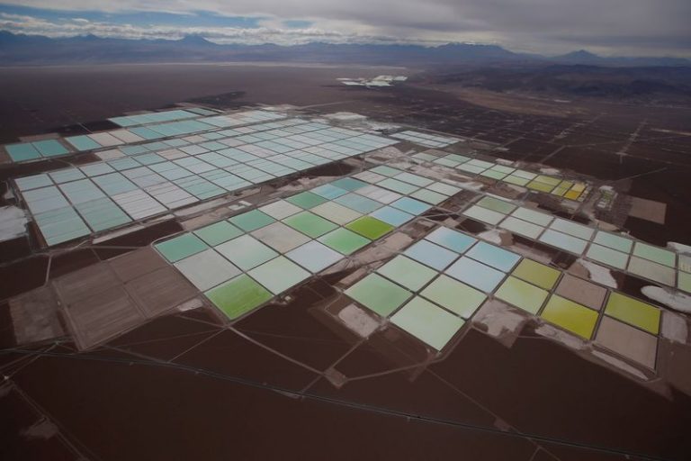 LYNXMPEFBQ0I5.jpg,Foto de archivo. Vista aérea muestra las piscinas de salmuera de la mina de litio SQM en el salar de Atacama, en el norte de Chile. 10 de enero de 2013. REUTERS/Iván Alvarado.; Crédito: Ivan Alvarado, Reuters