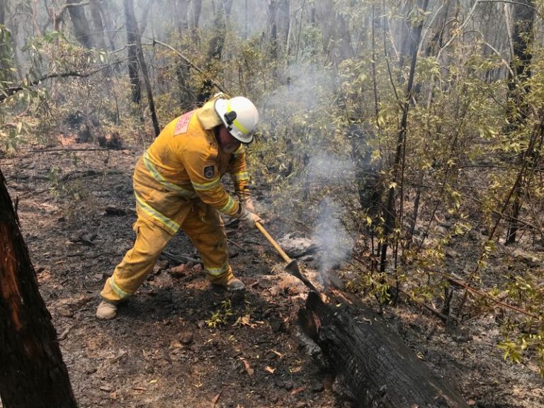 LYNXMPEFBS094.jpg,Un voluntario del Servicio de Bomberos Rurales de Nueva Gales del Sur trabaja para extinguir incendios puntuales después de operaciones de quema en Mount Hay, en las Montañas Azules de Australia, el 28 de diciembre de 2019. Fotografía tomada el 28 de diciembre de 2019. REUTERS/Jill Gralow ; Crédito: Jill Gralow, Reuters