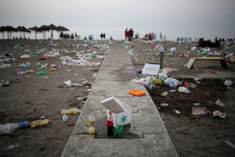 LYNXMPEFBU0KB.jpg,Basura, principalmente bolsas y botellas de plástico, se ve al amanecer en la playa de la Malagueta después de las celebraciones del solsticio de verano en Málaga, España, 24 junio 2018.
REUTERS/Jon Nazca; Crédito: JON NAZCA, Reuters