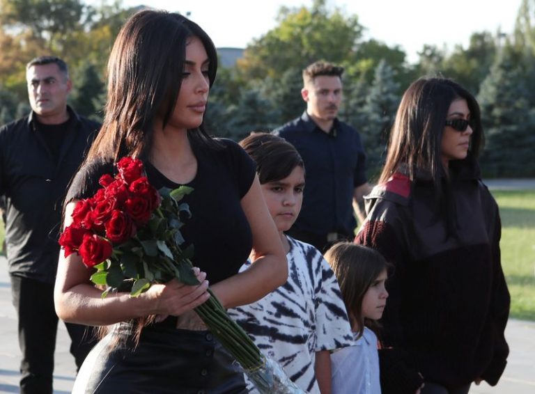 LYNXMPEFBU0QV.jpg,Kim Kardashian y su hermana Kourtney Kardashian  visitan el Monumento al Genocidio Armenio (Dzidzernagapert), Yereván, Armenia, 8 octubre 2019.
Hayk Baghdasaryan/Photolure vía REUTERS
ATENCIÓN EDITORES: IMAGEN PROVISTA POR UN TERCERO; Crédito: Stringer ., Reuters