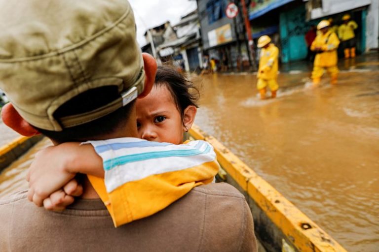 LYNXMPEG010DQ.jpg,Una niña es transportada por su padre a través de las aguas durante la inundación en la zona de Jatinegara después de las fuertes lluvias en Yakarta, Indonesia, 2 de enero de 2020. REUTERS/Willy Kurniawan; Crédito: WILLY KURNIAWAN, Reuters LYNXMPEG010DQ.jpg,Una niña es transportada por su padre a través de las aguas durante la inundación en la zona de Jatinegara después de las fuertes lluvias en Yakarta, Indonesia, 2 de enero de 2020. REUTERS/Willy Kurniawan; Crédito: WILLY KURNIAWAN, Reuters