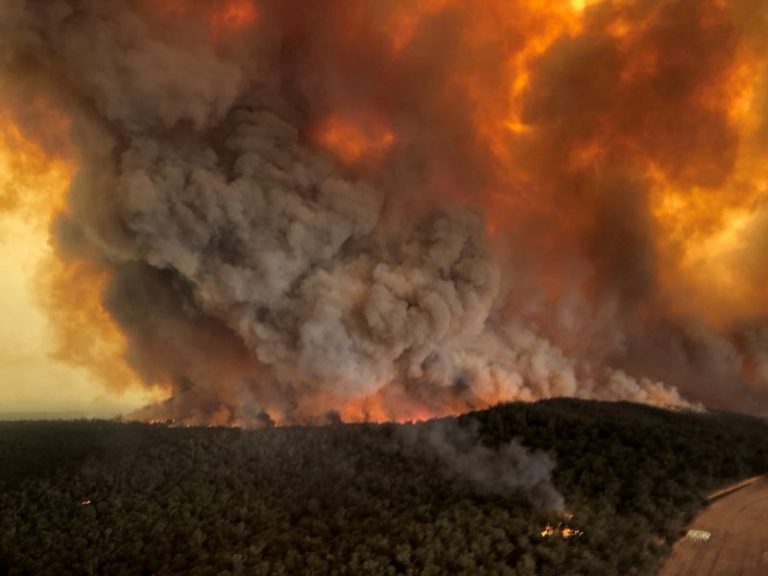 LYNXMPEG010FS.jpg,Incendios forestales en Bairnsdale, Victoria, Australia, 30 de diciembre de 2019 en esta foto obtenida de las redes sociales. Fotografía tomada el 30 de diciembre de 2019. Crédito obligatorio GLEN MOREY/via REUTERS; Crédito: GLEN MOREY, Reuters LYNXMPEG010FS.jpg,Incendios forestales en Bairnsdale, Victoria, Australia, 30 de diciembre de 2019 en esta foto obtenida de las redes sociales. Fotografía tomada el 30 de diciembre de 2019. Crédito obligatorio GLEN MOREY/via REUTERS; Crédito: GLEN MOREY, Reuters