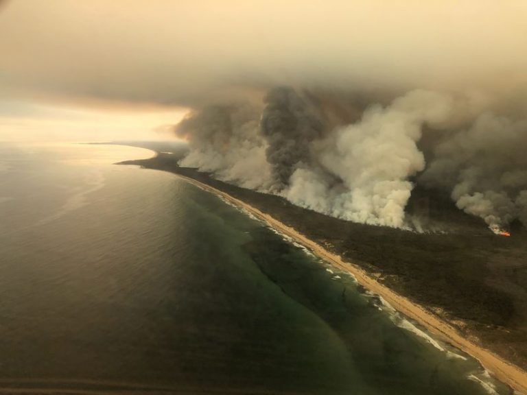 LYNXMPEG030E2.jpg,Gruesas columnas de humo se elevan de los incendios forestales en la costa de East Gippsland, Victoria, Australia 4 de enero de 2020 en esta foto aérea tomada desde el avión AMSA Challenger.Australian Maritime Safety Authority/Handout via REUTERS  ; Crédito: AUSTRALIAN MARITIME SAFETY AUTHO, Reuters LYNXMPEG030E2.jpg,Gruesas columnas de humo se elevan de los incendios forestales en la costa de East Gippsland, Victoria, Australia 4 de enero de 2020 en esta foto aérea tomada desde el avión AMSA Challenger.Australian Maritime Safety Authority/Handout via REUTERS  ; Crédito: AUSTRALIAN MARITIME SAFETY AUTHO, Reuters