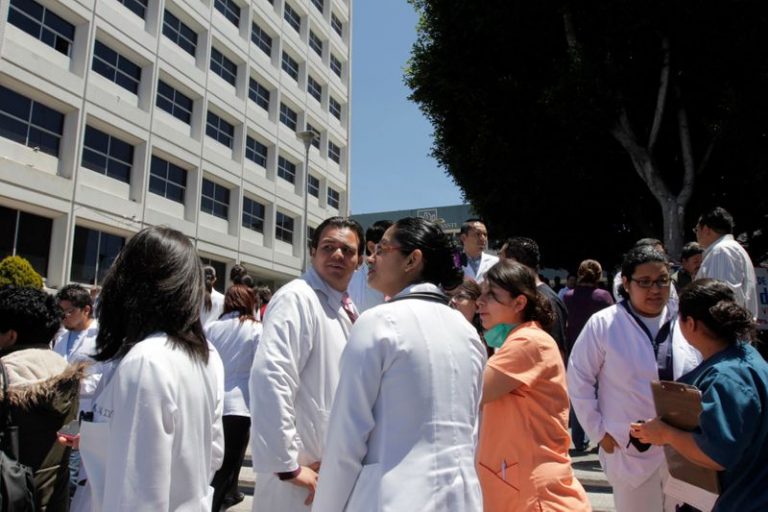 LYNXMPEG0402R.jpg,Médicos y pacientes esperan afuera de un hospital después de que fue evacuado tras un terremoto, en Puebla, el 20 de marzo de 2012. El Servicio Geológico de EEUU dijo que el terremoto fue de 7.6 en la escala de Richter y localizó el epicentro del terremoto en el estado Oaxaca. REUTERS / Imelda Medina. Foto de archivo; Crédito: Imelda Medina, Reuters