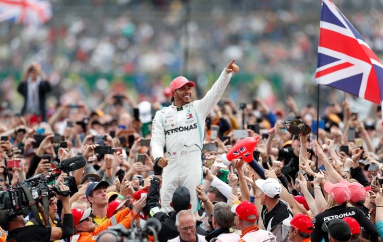 LYNXMPEG081IU.jpg,FOTO DE ARCHIVO: El piloto de Mercedes Lewis Hamilton celebra con una multitud después de ganar una carrera en Reino Unido. 14 de julio de 2019. REUTERS/Matthew Childs; Crédito: Matthew Childs, Reuters