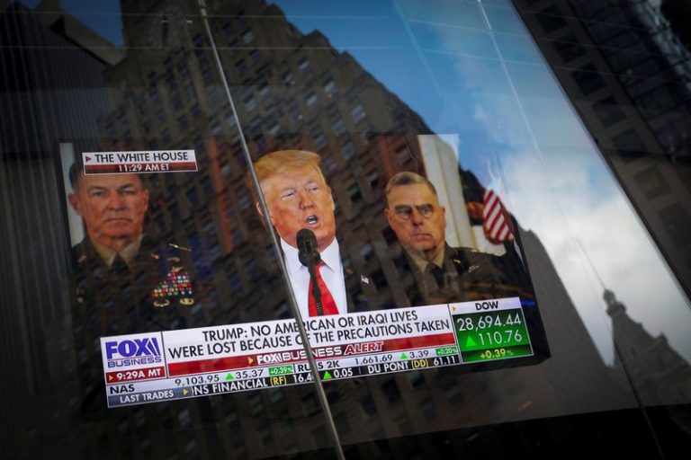LYNXMPEG090NW-1.jpg,U.S. President Donald Trump is on a screen reflected in a window as he delivers a statement from the White House after Iran launched missile attacks on U.S.-led forces in Iraq, in Times Square in New York, U.S., January 8, 2020. REUTERS/Mike Segar; Crédito: MIKE SEGAR, Reuters LYNXMPEG090NW-1.jpg,U.S. President Donald Trump is on a screen reflected in a window as he delivers a statement from the White House after Iran launched missile attacks on U.S.-led forces in Iraq, in Times Square in New York, U.S., January 8, 2020. REUTERS/Mike Segar; Crédito: MIKE SEGAR, Reuters