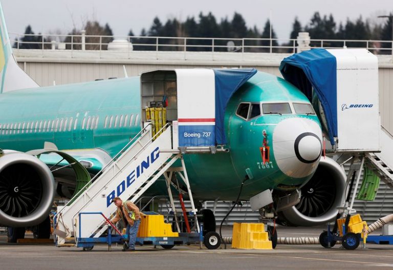 LYNXMPEG090PJ.jpg,Foto de archivo de un empleado trabajando cerca de un Boeing 737 Max en la planta de Renton, Washington. 
Dic 16, 2019. REUTERS/Lindsey Wasson; Crédito: Lindsey Wasson, Reuters