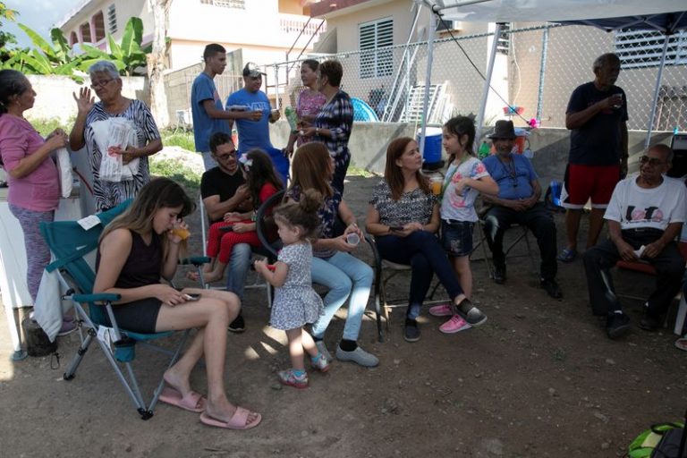 LYNXMPEG0A0LP.jpg,Foto de archivo. Personas, en un campamento cerca de sus hogares después del terremoto en Yauco, Puerto Rico. 9 de enero de 2020. REUTERS/Marco Bello; Crédito: Marco Bello, Reuters